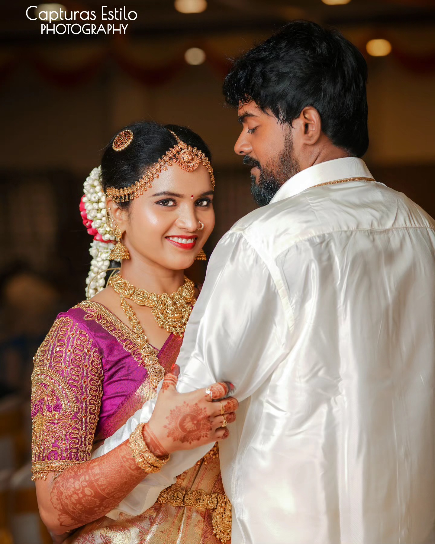 Traditional wedding couple photographed by Capturas Estilo